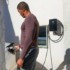 homme qui recharge sa voiture à domicile