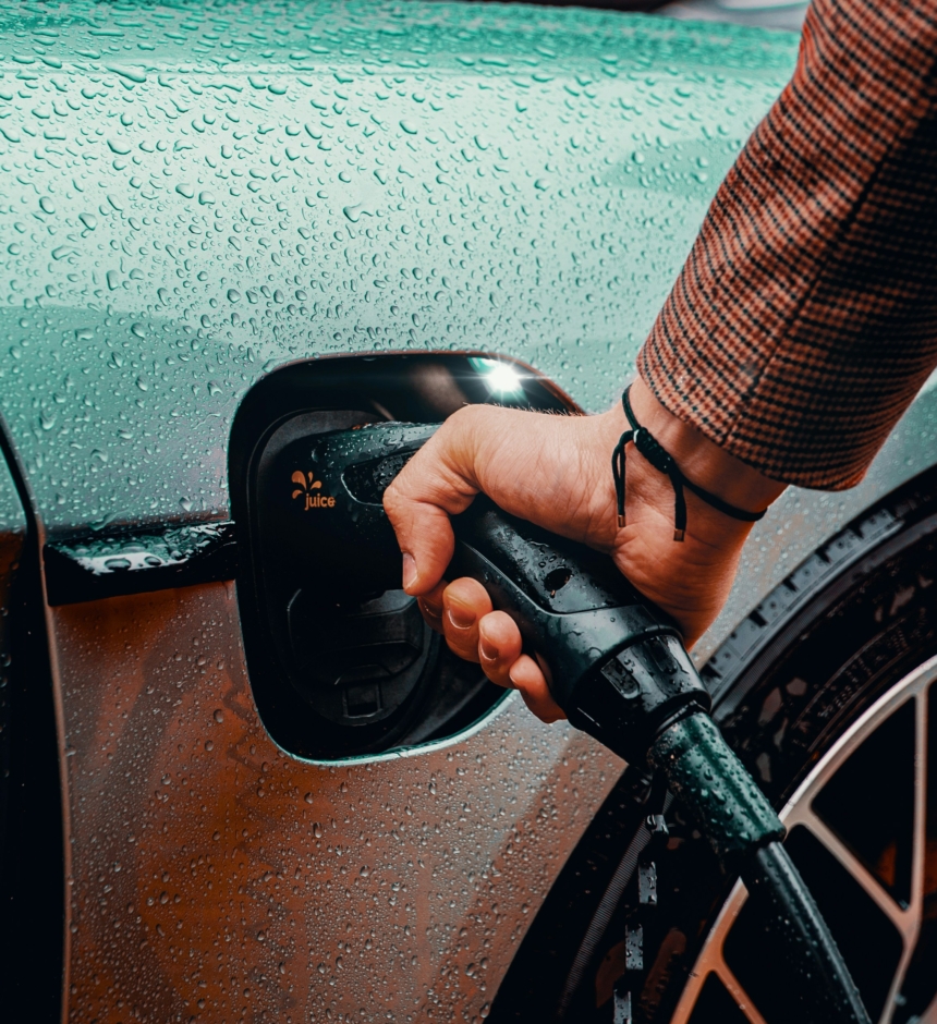 main tenant une borne de recharge